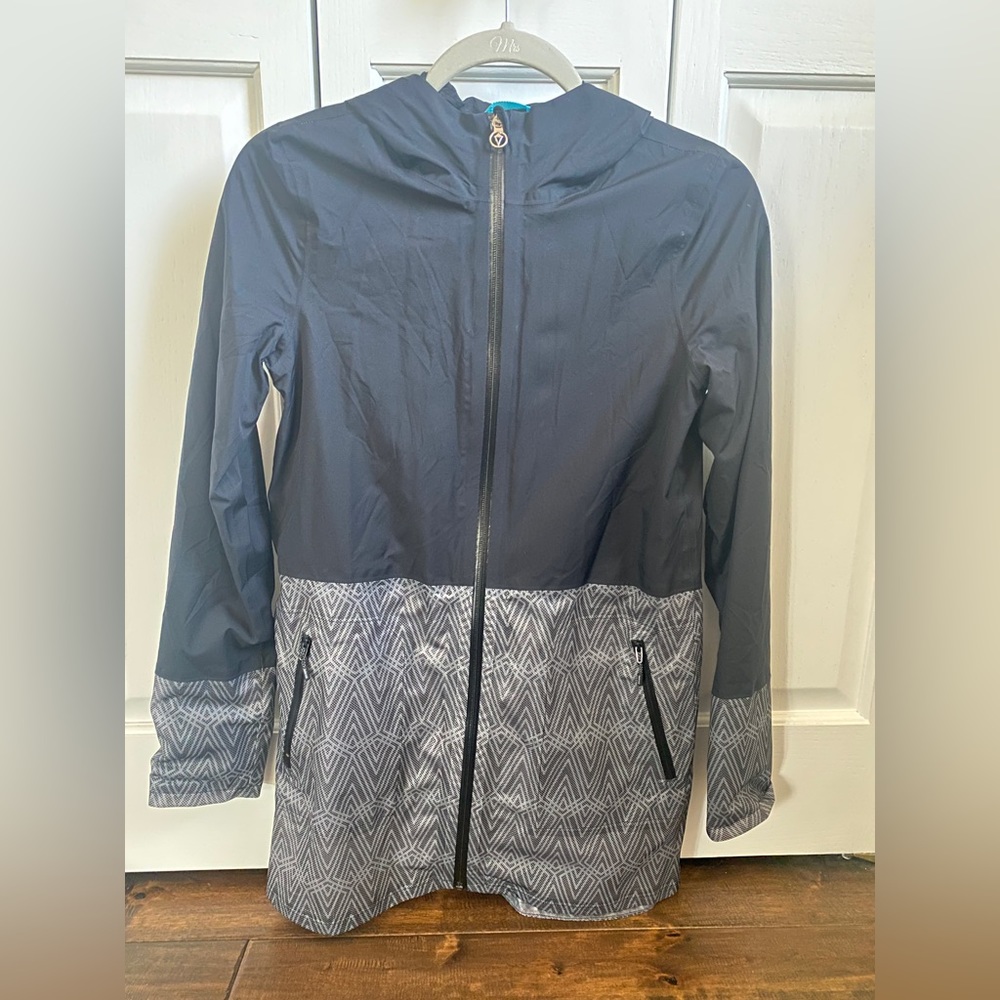 Cute black rain jacket! Parka style! Ivivva (lululemon sister brand)